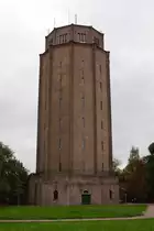 Der Wasserturm S�d am Lutherplatz in Halle/Saale. Das 1927/28 errichtete Bauwerk hat eine H�he von 45,65 Metern, ein Fassungsvolumen von 2000 m� und verf�gt �ber eine Aussichtsplattform. Das Interessante an der Sache ist, dass diese wassertechnische Anlage auch heute noch zur Versorgung einiger Stadtteile genutzt wird. (Aufnahme vom 05.10.2011)