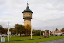Der 1897 bis 1899 nach Pl�nen des Architekten Heinrich Walbe (1865-1954) erbaute Wasserturm Nord am Hallenser Ro�platz. Das 54 Meter hohe und 1500 m� fassende Bauwerk wurde errichtet, um die damals im Norden Halles neu entstehenden Stadtbereiche wassertechnisch abzusichern und  erst 1965 mit der Inbetriebnahme des Fernwassernetzes Ostharz/Elbaue funktionslos und au�er Dienst gestellt. Als eines der zu den Wahrzeichen der Stadt geh�renden Geb�ude, wurde es 1992-1999 aufw�ndig saniert und steht unter Denkmalschutz! Die Aufnahme des hier zu sehenden Bildes erfolgte am 05.10.2011.
