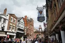 Chester - Grafschaft Cheshire, Nordwestengland. Das Chester Grosvenor Hotel mitten in der Altstadt, etwas f�r gutbetuchte G�ste, rechts. Im Hintergrund der ber�hmte Glockenturm von 1897. 13.8.2011