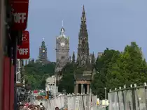 Edinburgh am 22.07.2009, die f�r den Verkehr gesperrte Princes Street, im Hintergrund 'Calton Hill'. Von links nach rechts: 'Nelson Monument' mit Ger�st, Turm des 'Balmoral Hotel', 'Scott Monument'