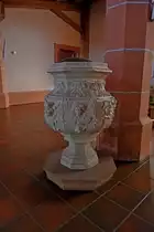 Ihringen am Kaiserstuhl, der barocke Taufstein aus Sandstein gehauen von 1660 in der evangelischen Kirche, Okt.2011