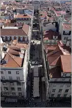 Lissabon. Von der Aussichtsplattform auf dem Elevador de Santa Justa genie�t man den Blick in die Stra�enschluchten der Baixa. 11.10.2011