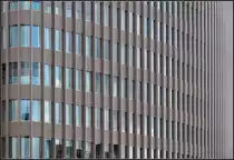 . Nach rechts wirds dichter - Fassade eines B�rogeb�udes nahe dem Bahnhof Friedrichstra�e in Berlin. August 2011 (Jonas)