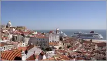 Lissabon. Blick vom Miradouro bei der Igreja de Santa Luzia �ber die D�cher der Alfama zum Tejo. 11.10.2011