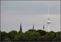 . Christlich, Muslimisch, Kommunistisch - T�rme in Berlin, gesehen vom ehemaligen Flughafen Tempelhof aus. Links vermutlich Turm der Kirche am S�dstern, in der Mitte die Minarette der Şehitlik-Moschee und rechts der Fernsehturm am Alexanderplatz. August 2011 (Jonas)