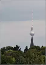 . Falsch - Berliner Fernsehturm mit anderem Schaft (Turm der Kirche am S�dstern). Gesehen vom Flugfeld Tempelhof aus. August 2011 (Jonas)
