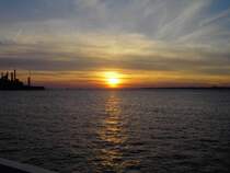 Hier ist der Sonnenuntergang �ber dem Bodensee von der bregenzer Seepromenade aus zu sehen