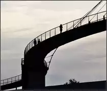 . Steg mit Schwung - Fu�g�ngerbr�cke am Stadthafen in Sassnitz, August 2011 (Jonas)