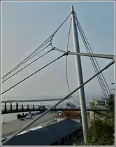 - Sch�n geschwungen - Die filigrane Aufh�ngung der neuen Fu�g�ngerbr�cke in Sassnitz. 26.09.2011 (Jeanny)