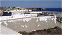Die Festungsmauern des Fortaleza de Sagres sch�tzen eine Halbinsel von 1.000 x 300 m. Zum Meer hin war wegen der etwa 60 m hohen und steilen Felsk�ste kein weiterer Schutz notwendig. Auf dem Gel�nde dieses Fortalezas am S�dwestende Europas befand sich die Seefahrerschule Heinrichs des Seefahrers. 12.10.2011