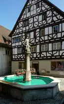 M�hlheim an der Donau, der Stadtbrunnen vor sch�nem Fachwerkbau, Sept.2011