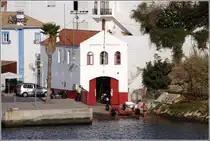 Ferragudo. Direkt am Ufer des Rio Arade liegt das Bootshaus der SAR-Station. 12.10.2011