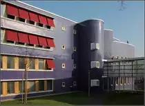 . Rundes Treppenhaus - Amstgericht Pforzheim. Hier auch wieder typisch dieser abgerundete Treppenturm mit nur kleinen Licht�ffnungen. Der gl�serne Gang f�r zum Altbau des Amtsgerichtes. 19.09.2009 (Matthias)