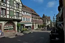 Reichenweier im Elsa�, die  Hauptstra�e  des mittelalterlichen St�dchens, Aug.2011