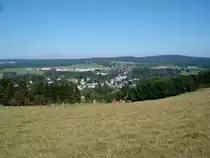 Markneukirchen im Vogtland, Blick von der Bismarcks�ule hoch �ber der Stadt, das 6500 Einwohner z�hlende St�dchen ist ein Zentrum des Musikinstrumentenbaus, 2006