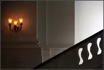 . Dreiklang - Leuchter, Schattenabstufen der Wand, Gel�nderdurchblick. Michel in Hamburg, August 2011 (Matthias)