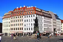 Das Luther-Denkmal an der Frauenkirche vor der Kulisse der neu errichteten Geb�ude am Dresdener Neumarkt (Aufnahme vom 06.10.2011).