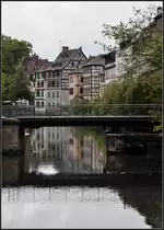 . Petite France - Blick entlang dem Canal de Navigation in Stra�burg. In der Mitte die Pontde Faisan. September 2011 (Jonas)