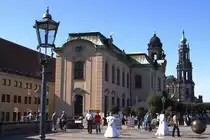 Buntes Treiben am 06.10.2011 auf der Br�hlschen Terrasse in Dresden. Welche Funktion die beiden in Wei� gekleideten  Prinzessinnen  erf�llen, vermag ich leider nicht zu sagen.