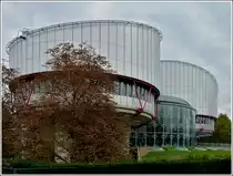 - Stra�burg, die Stadt der architektonischen Gegens�tze - Das Geb�ude des Europ�ischen Gerichtshofs f�r Menschenrechte wurde vom britischen Architekten Richard Rogers entworfen und nach dreij�hriger Bauzeit im Jahr 1995 fertiggestellt. Aus der Luft betrachtet, hat das Geb�ude die Form einer Waage, wobei die runden Sitzungss�le die Waagschalen darstellen. Diese Struktur setzt sich auch in der Stahlkonstruktion im Geb�ude fort. Hier „schweben“ die Sitzungss�le wie zwei Waagschalen gleichsam �ber dem Boden. Gleichzeitig erinnert das Bauwerk durch seine Lage am Fluss und die hohen Aufbauten zwischen den beiden S�len auch an ein Schiff. 30.10.2011 (Jeanny)
