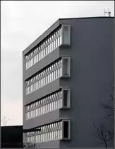 . Lagerhalle und B�rohaus in Reutlingen - Interessante Detailgestaltung der Fensterb�nder, die �ber die Geb�udeecke weitergef�hrt werden. Februar 2011 (Matthias)