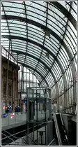 - Stra�burg, die Stadt der architektonischen Gegens�tze - Im Vergleich zur riesigen Glaskuppel sieht das 128 Meter lange Empfangsgeb�ude des Bahnhofs von Stra�burg fast klein aus. 29.10.2011 (Jeanny)