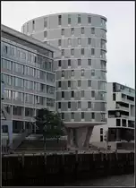 . Ovaler Wohnturm - Wohngeb�ude von Ingenhoven Architekten (D�sseldorf) am Sandtorhafen in der Hamburger Hafencity. Fertigstellung: 2008, August 2011 (Matthias)