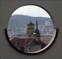 . Durchblick - Blick von der Aussichtsterreasse der Musikhochschule auf die T�rme der Stuttgart Stiftskirche. Im Hintergrund der  Birkenkopf , ein aus Tr�mmern des Zweiten Weltkrieges aufgesch�tteter Berg. April 2011 (Matthias)