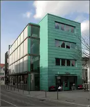 . Stadtb�cherei Gerlingen - Die schmalen Stirnseiten sind eher geschlossen, w�hrend die L�ngseiten gro�z�gig verglast wurden. M�rz 2011 (Matthias)