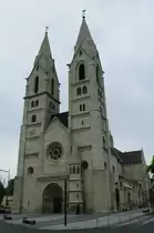 Wiener Neustadt, Dom Maria Himmelfahrt, im Kern sp�tromanische basilikale Kirche, 
T�rme neu erbaut im 19. Jahrhundert, Nieder�sterreich (02.06.2011)