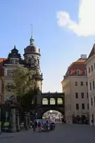 Blick von der Sophienstra�e in Dresden zur Schlo�br�cke, welche den S�dfl�gel des  K�niglichen Residenzschlosses (links) mit dem Taschenbergpalais verbindet. (Aufnahme vom 06.10.2011)