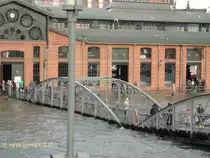 Hamburg am 4.12.2011 bei Hochwasser, St. Pauli-Fischmarkt, Fischauktionshalle mit fast �berfluteter Br�cke zum F�hranleger