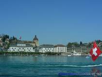 Der Vierwaldst�ttersee, die Flagge der MS Weggis und ein Teil der luzerner Stadtkulisse.