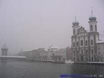 Die verschneite Jesuiten Kirche rechts, Links der der Wasserturm hinter der Kapellbr�cke