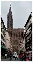 - Stra�burg, die Stadt der architektonischen Gegens�tze - Das Liebfrauenm�nster (frz. Cath�drale Notre-Dame) in Stra�burg ist ein r�misch-katholisches Gotteshaus und geh�rt zu den bedeutendsten Kathedralen der europ�ischen Architekturgeschichte sowie zu den gr��ten Sandsteinbauten der Welt. Das M�nster wurde 1176 bis 1439 aus rosa Vogesensandstein errichtet. Das Geb�ude entstand zun�chst im romanischen, dann im gotischen Stil. Von 1647 bis 1874 war das M�nster mit seinem 142 Meter hohen Nordturm das h�chste Bauwerk der Menschheit. Das Stra�burger M�nster ist mit seiner charakteristischen asymmetrischen Form (der S�dturm wurde nie gebaut) bis heute das Wahrzeichen des Elsass und auch vom drei Kilometer entfernten deutschen Rheinufer, von den Vogesen und dem Schwarzwald aus sichtbar. 28.10.2011 (Jeanny)
