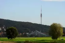 Diese Aufnahme der Loschwitzbr�cke  Blaues Wunder  mit dem Dresdener Fernsehturm im Hintergrund entstand am 06.10.2011 auf der Elbe vom Motorschiff  August der Starke  aus.