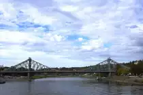 Die Loschwitzbr�cke  Blaues Wunder  zwischen den Dresdener Stadtteilen Blasewitz (links) und Loschwitz, aufgenommen am 06.10.2011 von Bord des Fahrgastschiffes  August der Starke .