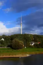 Der das gesamte Stadtgebiet Dresdens �berragende und weithin sichtbare Fernsehturm in Wachwitz, aufgenommen am 06.10.2011 vom Fahrgastschiff  August der Starke  auf der Elbe aus.