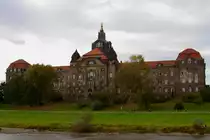 Das S�chsische Regierungspr�sidium, aufgenommen am Abend des 06.10.2011 von Bord des MS  August der Starke .