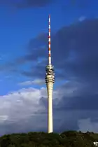 Der Fernsehturm in Dresden-Wachwitz (erbaut 1963-1969, H�he 252m) unter den Wolken einer aufziehenden Kaltfront, aufgenommen am Abend des 06.10.2011 von Bord des MS  August der Starke  auf der Elbe.