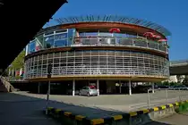 Freiburg im Breisgau, die Fahrradstation  Mobile  steht seit 2001 am Hauptbahnhof, die Fahrradgarage bietet 1000 Pl�tze, Werkstatt, Laden und Cafe, Sept.2011