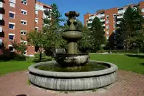 Freiburg im Breisgau, der Idinger Brunnen  vom K�nstler Peter Wernet steht seit 1976 in einer Wohnanlage im Westteil der Stadt, Sept.2011