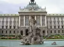 M�nchen, Neptunbrunnen, Elisenstra�e, erbaut von Josef Wackerle, im Hintergrund 
der Justizpalast (14.08.2007)