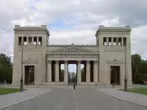 M�nchen, K�nigsplatz in der Maxvorstadt, Dorische Propyl�en, erbaut von Leo von Klenze, erbaut von 1848 bis 1862 (14.08.2007)