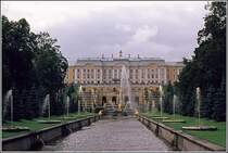 Der Peterhof ist durch diesen Kanal mit der Ostsee verbunden. Scan eines Dias aus dem Jahr 1974.