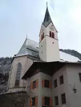 Die Kirche in Rattenberg.Interessant ist,dass diese Kirche keinen Friedhof besitzt und Gr�ber im Keller der Kirche (�ffentlich zug�nglich) verstaut sind.Der Friedhof musste dem Bau der Eisenbahn weichen.Die Aufnahme entstand am 18.12.2011.