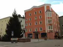 Das Geb�ude der Sparkasse in Rattenberg,davor der Weihnachtsbaum.(18.12.2011)