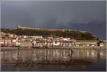 Auf einer in die Nordsee hineinragenden Landzunge erstreckt sich Scarborough Castle und trennt North Bay und South Bay voneinander. Diese Aufnahme entstand am 18.12.2011 von der South Bay.