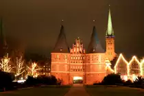 Das L�becker Holstentor zur Weihnachtszeit; 26.12.2011