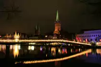 Die Fu�g�ngerbr�cke �ber die Trave am Holstentor mit der Petrie- und Marienkirche im Hintergrund; 26.12.2011